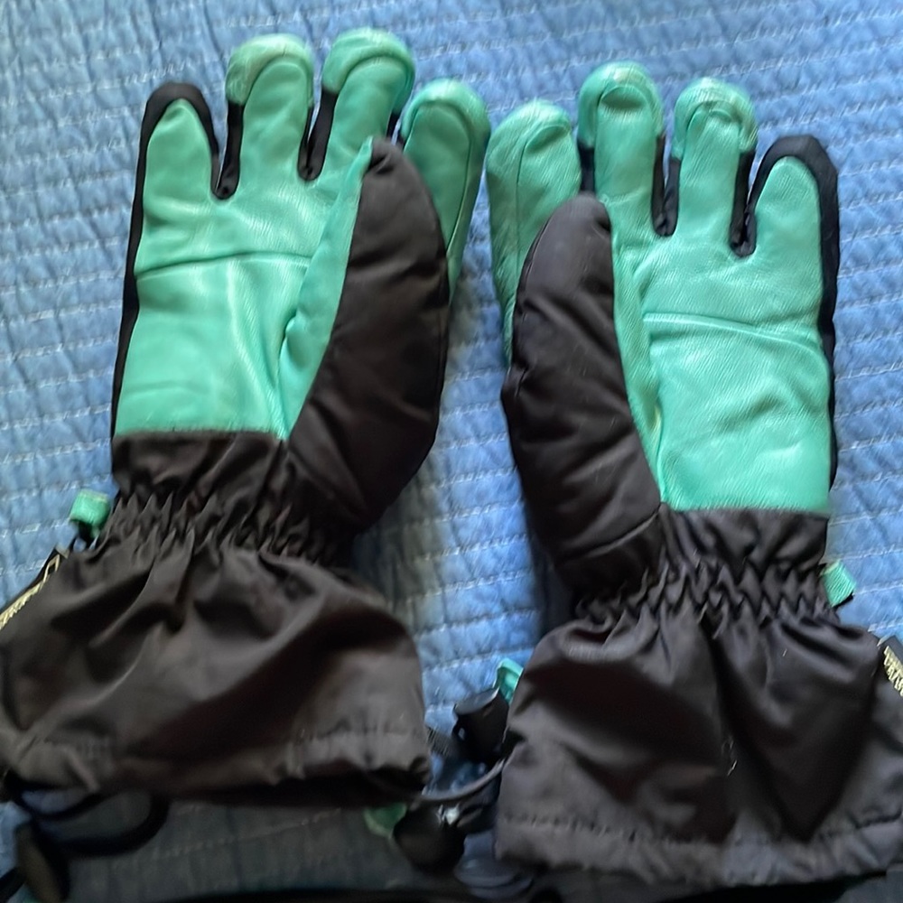 Dakine Ski/ snowboard gloves for kids size 6-10 years old.